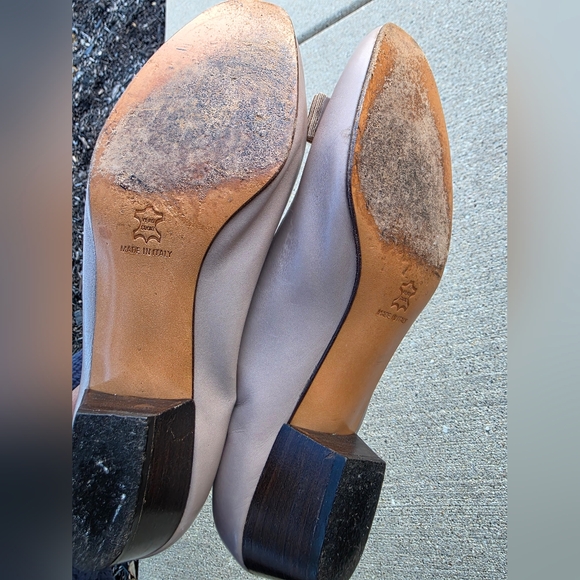 SALVATORE FERRAGAMO Vara Nuetral Leather Gold Bow Low Heels Size 9B - Picture 11 of 17